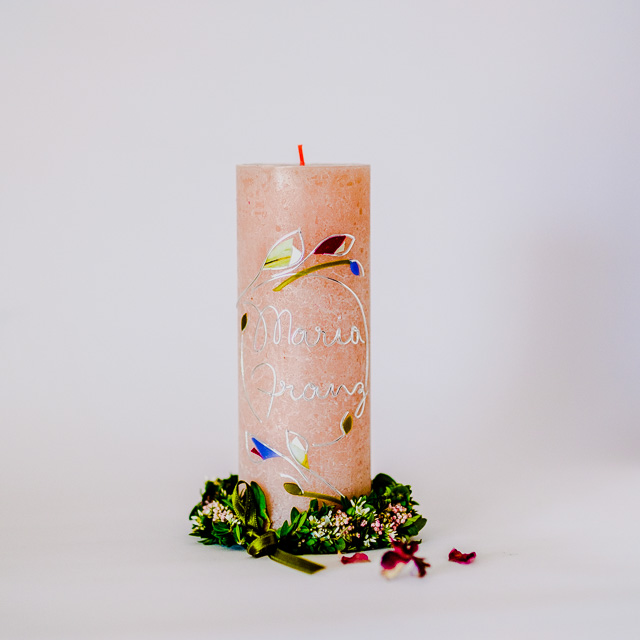 Eine handgefertigte Kerze mit Calla-Blüten und einem handgebundenen Kranz ist ein wunderschönes Geschenk zum Geburtstag, das die Bedeutung von »Unsterblichkeit« und ewigem Leben symbolisiert. (Feste)